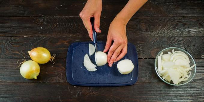 Recept voor uiensoep: Ui schoon uit de schil en snijd ze in halve ringen
