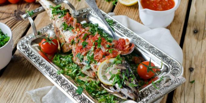 Hoe makreel in de oven te koken met tomatensaus: een eenvoudig recept