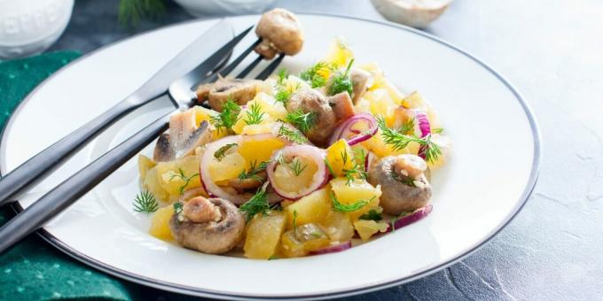 Salade met ingemaakte champignons en aardappelen