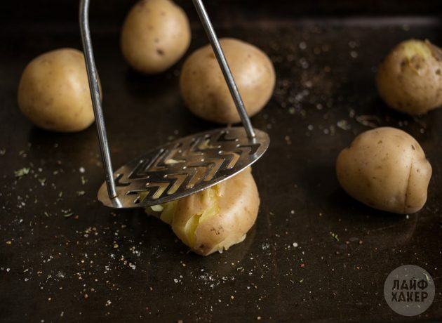 Hoe gebakken aardappelen in de oven te koken: plet de knollen met een vork of puree pers