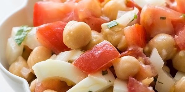 Salade met eieren, tomaten en kikkererwten