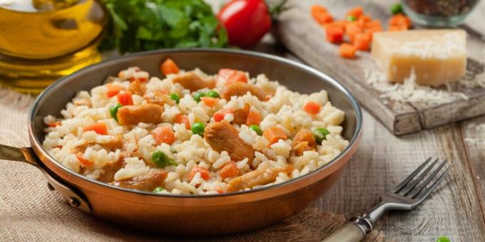 Kip met rijst, doperwten en wortelen