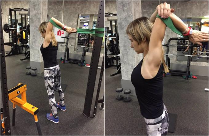 Oefeningen met elastiek: oprekken van de schouders en rugspieren