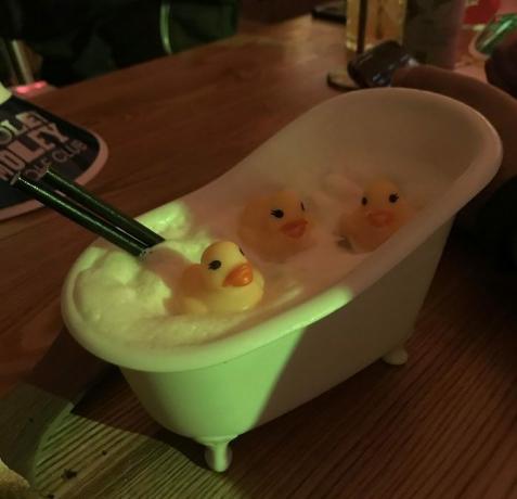 cocktail serveren in het bad