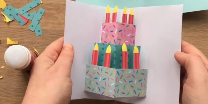 Verjaardagskaart met je eigen handen: knippen en plakken kaarsen op de taart