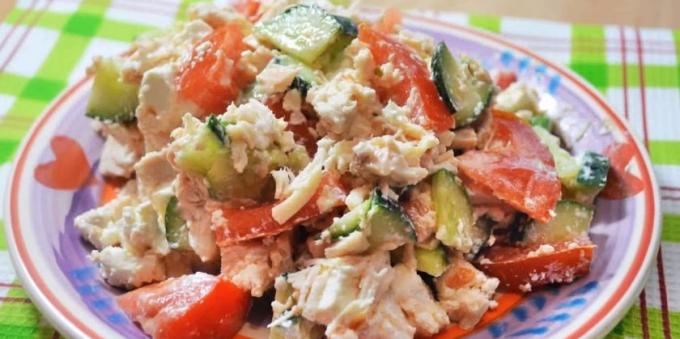 Salades zonder mayonaise: Salade met kip, feta kaas, tomaat en komkommer