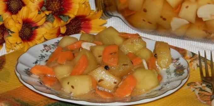 Squash voor de winter: salade van courgette en wortelen en sojasaus