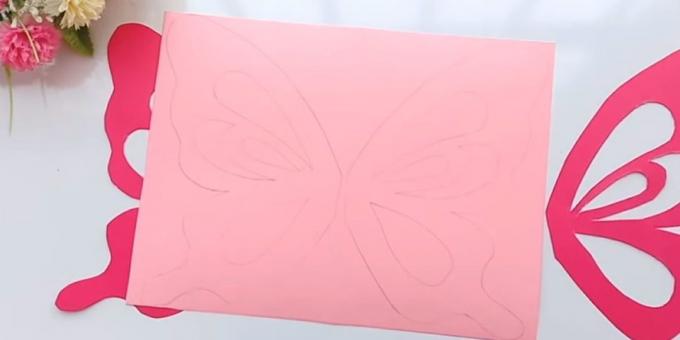 Verjaardagskaart met je eigen handen: Bevestig vleugels aan de roze papier en de cirkel