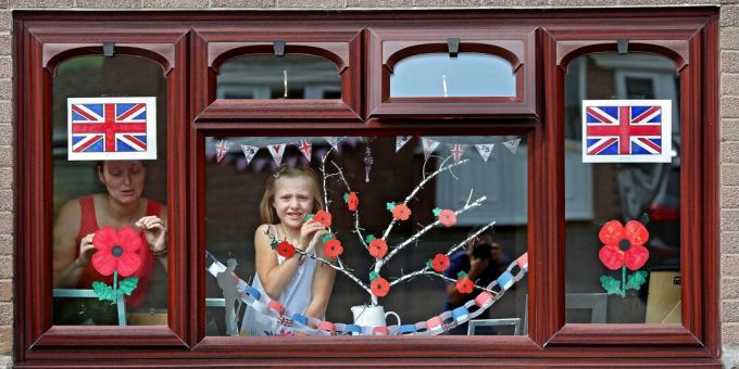 Welsh Family Decorating Home voor VE Day