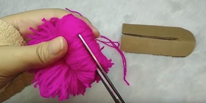 Hoe maak je een pompon: knip de draden af
