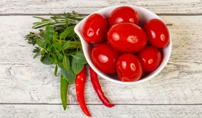 Gezouten tomaten met koriander en oregano