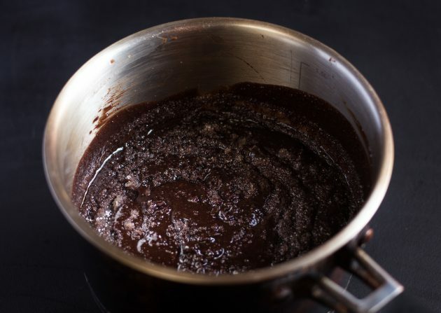 brownie met chocolade: voeg suiker en cacao toe