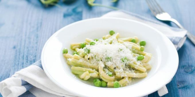 Pasta met roomsaus, doperwtjes en munt