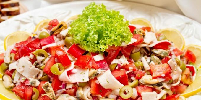 Salade met zeecocktail, krabsticks en olijven