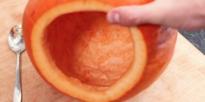 Hoe maak je een pompoen voor Halloween gesneden met zijn eigen handen: schoon het vruchtvlees eruit met een lepel