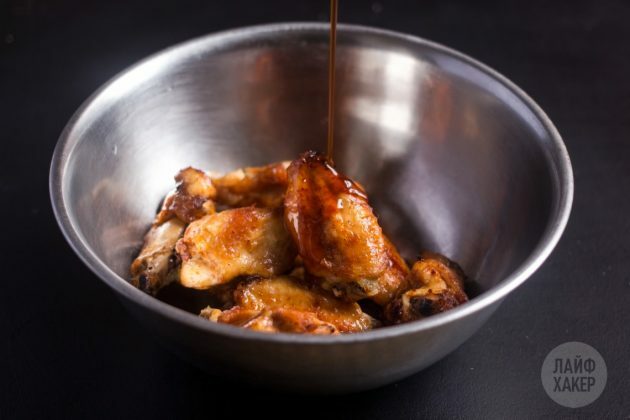 Zo bakt u krokante vleugels in de oven: giet het glazuur over het vlees en roer