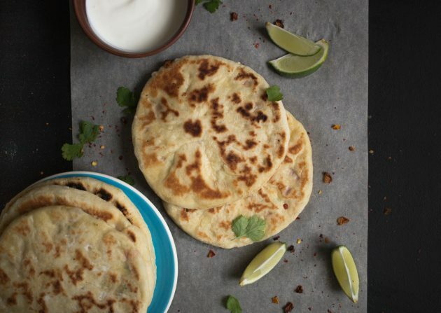 Bak Indiase Naan-tortilla's met wrongelvulling