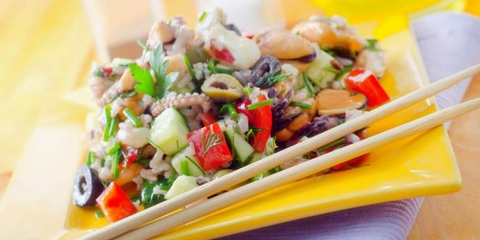 Salade met zeecocktail, rijst en olijven