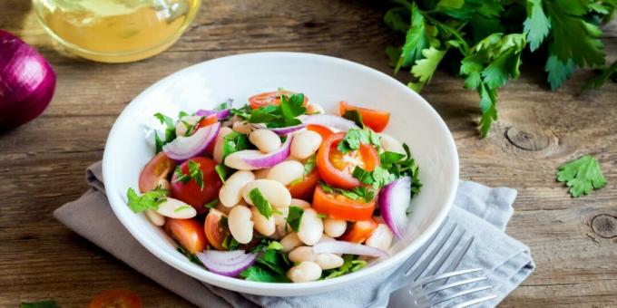 Eenvoudige salade met bonen en tomaten