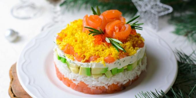 Gelaagde salade met rode vis en rijst