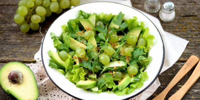 Salade met druiven, avocado en komkommer