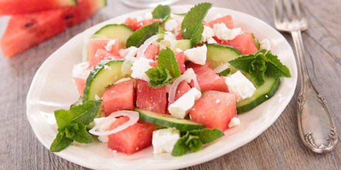 Salade met watermeloen, feta, komkommer en honingdressing