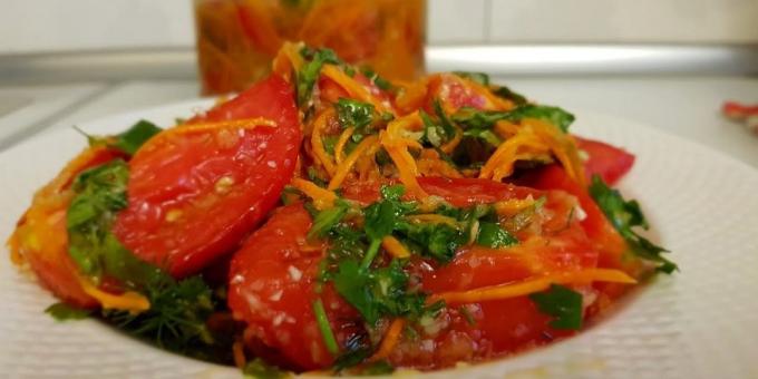 Tomaten in het Koreaans met wortel, paprika en wortel voor het kruiden