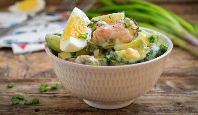 Salade met mosselen, komkommer en eieren