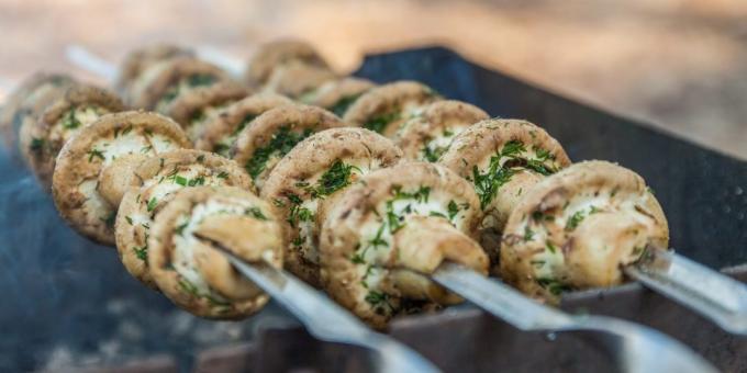 Wat om buiten te koken, met uitzondering van vlees: spiesjes van champignons met kruiden