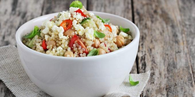 Salade met quinoa, feta en kikkererwten
