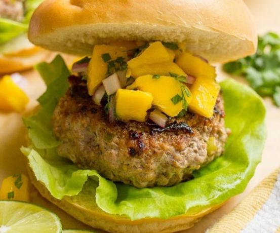 pittige varkensvlees-hamburgers-met-mango-salsa-9_1470205990-630x524