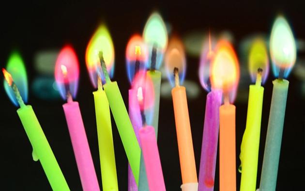 Cadeaus voor Nieuwjaar kaarsen met gekleurde vlammen