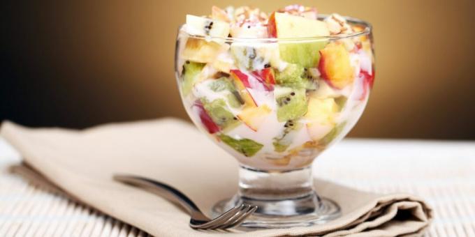 Fruitsalade met yoghurt en koekjes