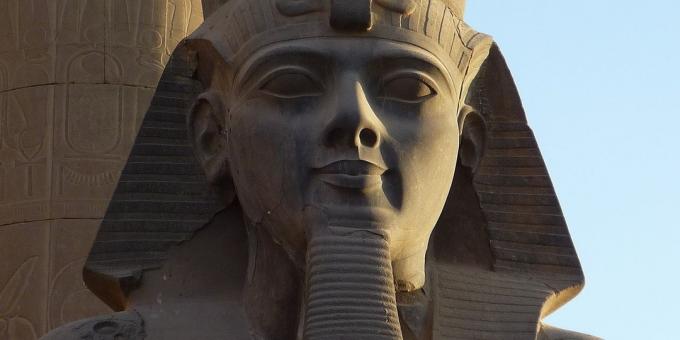 Hoofd van een standbeeld van Ramses II in de Tempel van Luxor, Egypte