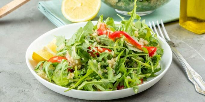 Salade met quinoa, groenten en rucola