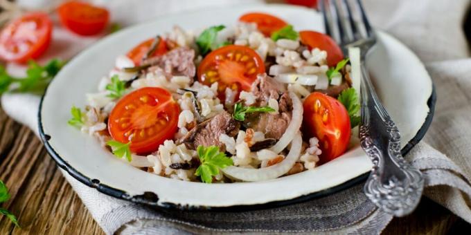 Salade met rijst en kabeljauwlever