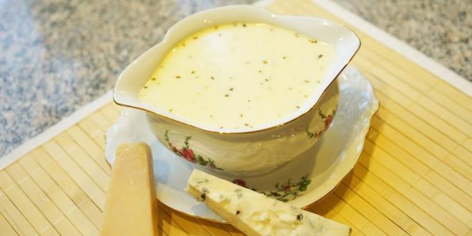 Romige saus met drie soorten kaas