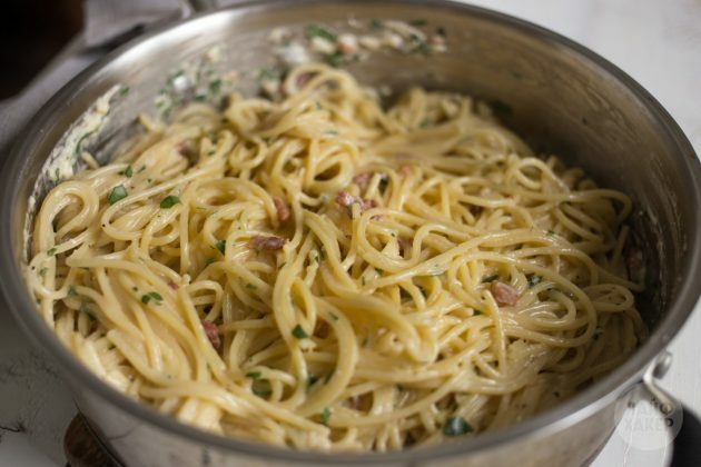 Zo maak je Carbonara-pasta: voeg saus, spek en kruiden toe aan spaghetti