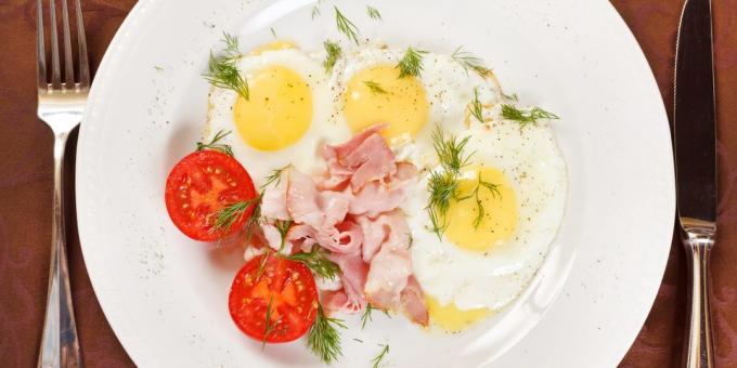 Gebakken eieren met uien, kaas en kruiden: makkelijk recept