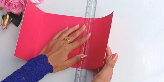 Verjaardagskaart met je eigen handen: gesneden uit roze bouw papier 30 x 15 cm detail