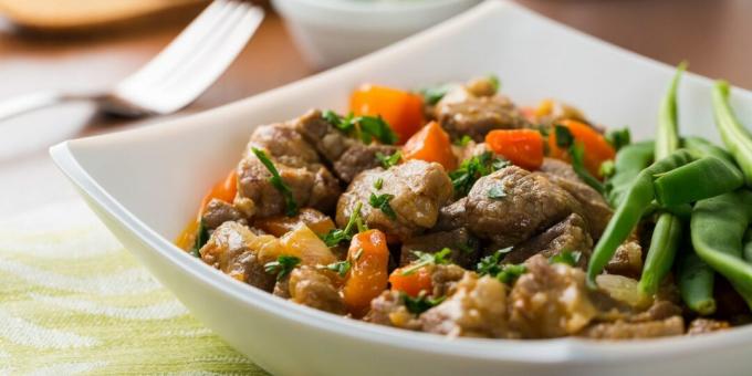 Lamsvlees gebakken met groenten en champignons in de oven