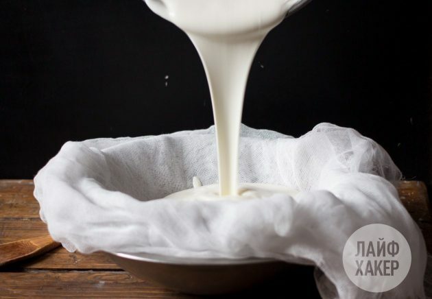 Giet het mengsel over kaasdoek om zelfgemaakte roomkaas op basis van yoghurt te maken