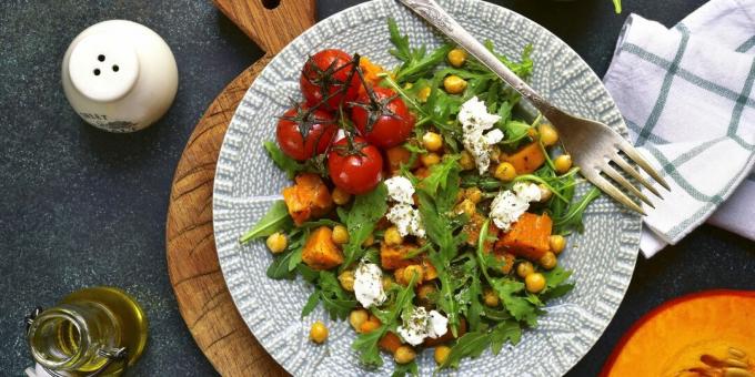 Warme salade met pompoen en kikkererwten