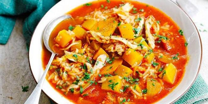 Pompoen gerechten: Spicy soep met pompoen, kalkoen en rijst