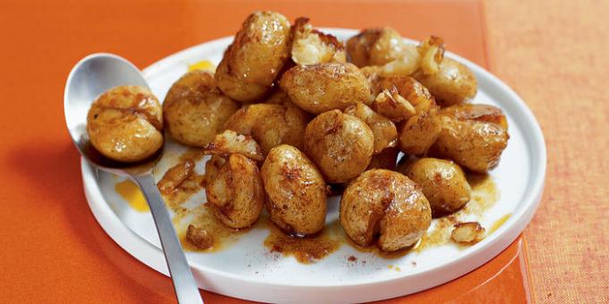 Knapperige nieuwe aardappelen in de oven