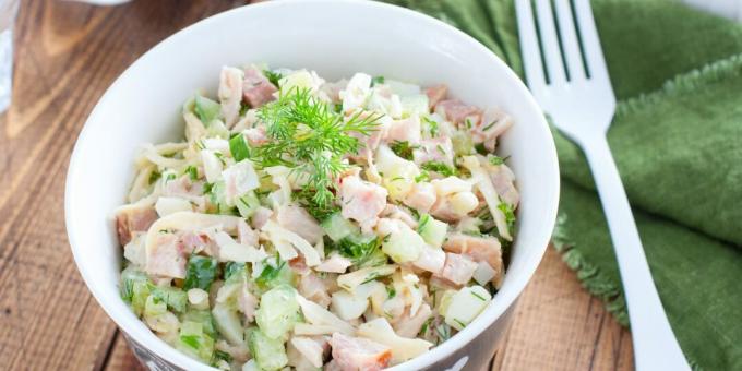 Eenvoudig en snel. Salade met gerookte kip en boontjes