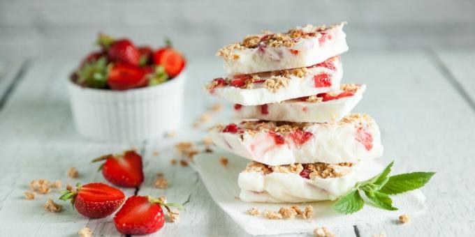 Bevroren yoghurt met aardbeien. Ideaal in de hitte