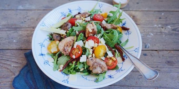 Levertraan salade tomaat, Parmezaanse kaas en pijnboompitten