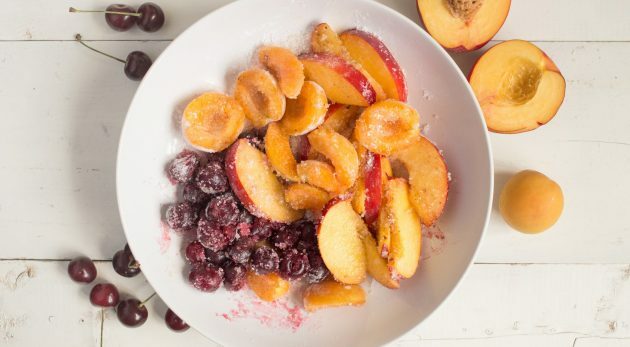 Zandkoekje met bessen en fruit: bedek de vruchten en bessen met suiker en zetmeel