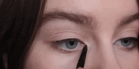Hoe maak je een pijl te trekken: Ga naar de binnenste ooghoek